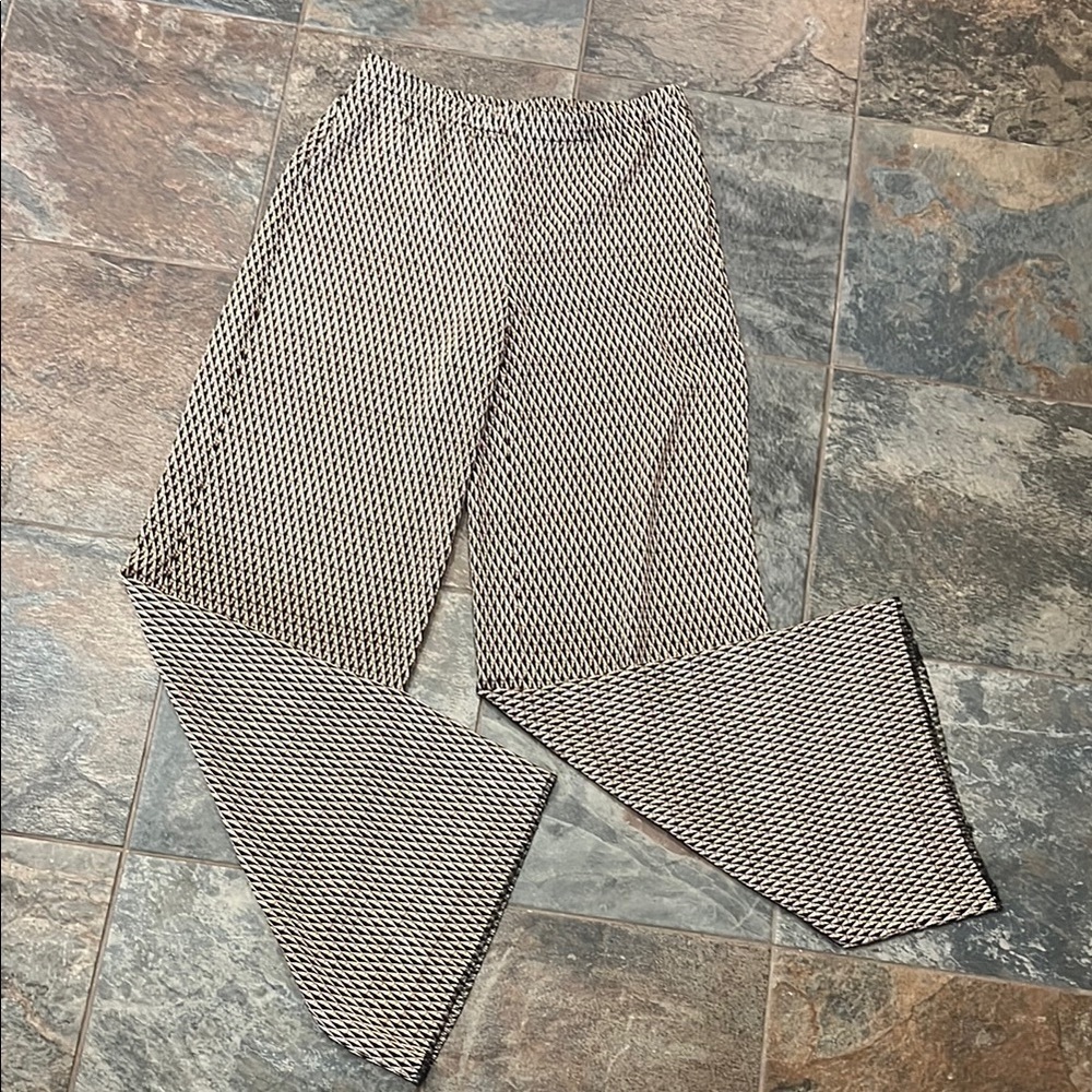 Chico's Black and White Joggers with Classic Style